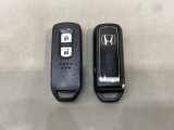 スマートキーを装備しています。鍵を差し込むことなくドアロックの開け閉めと、スタートボタン操作でのエンジンスタートができます。スペアキーも同じものを用意しております。