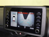 パノラミックビューモニターシステムが付いているので車の上から見た映像が確認できますよ。 一目で車両周辺の情報を確認できますが、直接安全をご確認下さい。