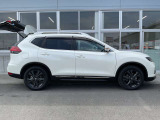 ルーフレール、パワーバックドア、ドアバイザー付の車両です