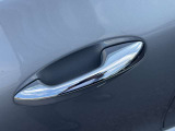 シートヒーターはエアコンより温まるのが早く、寒い日の運転には欠かせない装備です。3段階の温度調節ができ、快適な温度でドライブいただけます。