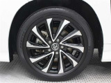 17インチアルミホイール(切削光輝+ブラック塗装)を装着しています。タイヤサイズ205/55R17