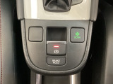 セレクトレバーの下に電子制御パーキングブレーキがあります。スイッチひとつで、停車した地点の傾斜などをシステムが検知・判断してブレーキ力を自動的に最適制御し、しっかり停車できるパーキングシステムです。