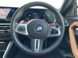 BMWのステアリングのリムは、一般的なものより少し太めにデザインされています。 これはタイヤやステアリングシャフトなどを介して伝わる路面からの入力を、しっかりと把握するためです。