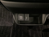 アクセサリーソケットはUSBのアダプターなどをつければ、スマホの充電にも使えます。横にはナビゲーション用の外部入力可能なUSB端子がついており、周辺には物が置けるボックスがついています。