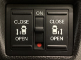 【両側パワースライドドア】両側がパワースライドドアになっており、運転席のスイッチやスマートキーでも開閉が可能です!開口部も広いので乗り降りも楽々♪