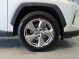 純正のアルミホイール装着車です。タイヤサイズは225/60R18です。