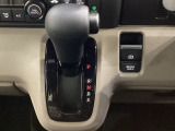 CVT車のセレクトレバーです。低速から高速まで、変速ショックのないスムーズな走りと、エンジン効率のよい領域を維持して燃費にも貢献します。サイドブレーキはスイッチ操作の電子制御パーキングブレーキです。