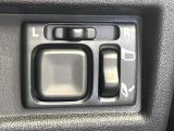 【電動格納ミラー】サイドミラーは電動格納式となっており、狭い駐車場でもキズがつくリスクを抑えられます。