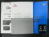 スマートキーは鍵をバッグに入れたままでもドアロックの開閉やエンジンのON・OFFができます。夜間や雨の日も鍵を探さなくて良いので便利です。