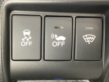 VSA装備車です。VSAはドライバーの操作と車の動きを見守っています。もし車の挙動が乱れたとき、4輪別々にブレーキをかけたり、エンジンパワーをしぼることによって車を安定させます。