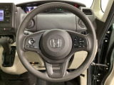 ハンドルにHondaセンシング系のクルーズコントロールやレーンキープアシストなどのスイッチと、オーディオの操作スイッチが装備されています。ハンドルから手を離さず安全に操作できます。