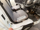 運転席シート破れ有りでテープ貼っています