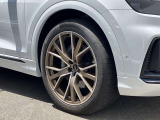 22インチ純正アルミホイール装備 全車両に標準装備の純正アルミホイールは、純正ならではのバランスの良いデザインと、走行安定性をお楽しみ頂けます。