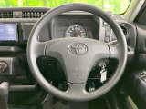 インテリアに合わせたデザインのステアリングは、運転される方のことも考え、運転しやすい形状、大きさです。是非一度、実際に触ってお確かめください。