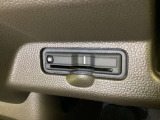 ハンドルの左下にETCがついています。高速道路の料金所の通過も楽々です。 カードの取り出しもしやすい場所についています。