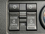 両側電動スライドドアのスイッチ付です。車内からもスイッチひとつで楽にドアの開閉が可能です。電動なので開閉時に力を使う必要がなく、半ドアになることもありません!