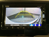 リバースギアに入れるだけで後方の表示へ切り替わります。夜間や雨の日の駐車も楽になりますよ。