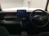 運転席と助手席の間はすっきり、移動も楽々です。さっと手が届く位置にATセレクトレバーやエアコンスイッチなどがあり操作性に優れています