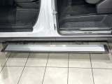 【電動サイドステップ】車高の高いお車でも、これがあれば小さいお子様の乗り降りも楽々♪スライドドアと連動して作動する為、煩わしい操作は不要です!