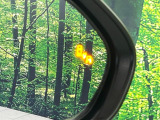【ブラインドスポットモニター】走行中、ドアミラーの死角になりやすい箇所に後続車が接近するとサイドミラーのレンズに警告を表示!ドライバーに注意喚起をしてくれます。