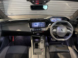 スッキリとまとめられた運転席周りで、運転を楽しくさせる内装です