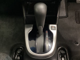 CVT車のセレクトレバーです。低速から高速まで、変速ショックのないスムーズな走りを実現するとともに、エンジン効率のよい領域を維持することで燃費にも貢献します。