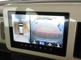 【全方位型モニター】クルマを上空から見下ろしているかのように、直感的に周囲の状況を把握できる全方位型モニター。狭い場所での駐車でも周囲が映像で確認できます。