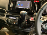 運転席周辺のスマートなレイアウトが、操作のしやすさを実現。快適なドライブをサポートします。