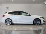 【BMWの伝統-3】BMWのお車は、&ldquo;駆け抜ける歓び&rdquo;を体現しております。走行の安定性とコーナリングの良さを追求し、思い通りにハンドルの操作可能です。