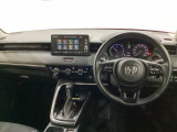 車内は光触媒抗菌消臭施工済です。スタイリッシュなデザインでスポーティなインパネ周りを演出します。グローブボックスやカップホルダーのほかにトレーなどたくさんの収納スペースが付いています。
