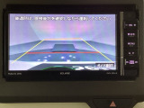 バックでの車庫入れも安心です! リアカメラが付いているバックモニター付のナビ(社外品)を装備しております。操作線もついており距離感も画面から確認できます。