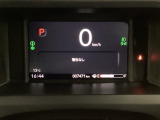 デジタル表示のスピードメーターとタコメーター、燃費やオドメーターなどの表示の他に、ホンダセンシング機能などの表示もできる多機能なマルチインフォメーション・ディスプレイです。