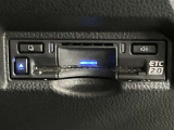 高速道路で便利な【ETC2.0】を装備しています。光ビーコン搭載で渋滞情報などナビゲーションと連動することで機能も充実いたします。他、観光施設に立ち寄るための高速料金割引サービス等もございます。