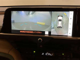 複数のカメラの映像をもとに、クルマを真上から見ているような映像をドライバーに提供し駐車をサポートする機能です。