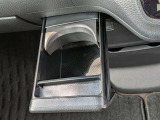 使わない時はすっきり収納できるドリンクホルダーを装備。限られた空間を有効に使える便利な設計です。