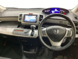 車内は光触媒抗菌消臭施工済です。インパネ周りはスタイリッシュなデザインです。グローブボックスやカップホルダーのほかにトレーなどたくさんの収納スペースが付いています。