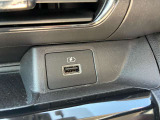USBソケットがついてます!車の中でもスマホの充電が可能です!