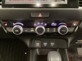 オートエアコンがついてますので簡単操作で快適に過ごせます。シートヒータースイッチ内蔵で前席の左右別々に温度設定ができます。