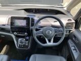 統一感のある広々とした運転席回り
