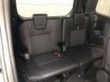 サードシートです。荷物が思ったより多くなった時や、大人数のドライブなど様々なシーンで対応が来ます。片方を畳んで荷物を載せたり、シートアレンジも自由自在。
