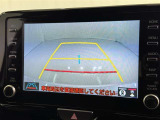 後方の見える安心をお届けするバックガイドモニター付:バックするときのアシストラインもあって楽々バック!車庫入れや縦列駐車をサポートし、苦手な駐車も安心です!今やもう手放せない装備ですネ♪