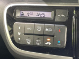【オートエアコン】一度お好みの温度に設定すれば、車内の温度を検知し風量や温度を自動で調整。暑い&hellip;寒い&hellip;と何度もスイッチ操作をする必要はありません。快適な車内空間には必須の機能ですね♪