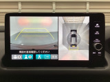 マルチビューカメラシステム搭載車です。お車の周囲を全方位でカバーします。後方・前方・両脇と、コンディションが悪い視界でもカラーモニターに映し出した映像がドライバーをサポートします。