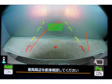 後方の視認性を高めるリアビューカメラを装備。ガイドラインはステアリングの動きと連動しますのでよりスムーズな車庫入れが行えます。
