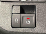 指先だけで簡単に操作が可能な電動パーキングブレーキを採用。「HOLD」スイッチを押すと、渋滞や信号待ちなどでブレーキペダルから足を離しても、ブレーキを保持するので安心です