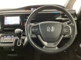 【ハンドル】運転にかかわる様々な操作を安全に行えるように視点移動が少なく操作性に配慮されたスイッチ類が凝縮されたコックピットです。