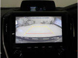 ■リヤビューカメラの映像です。ステアリング連動ガイドラインが、後退時の予想進路を表示し、運転のサポートを致します。