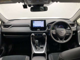 シンプルながら機能性あふれる運転席廻りです。視界性もよく、運転しやすいですよ。