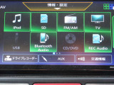 フルセグTV視聴可能・CD/DVD/再生機能付きで、Bluetoothオーディオや音楽レコーディングにも対応しており、車内のエンターテインメントが充実しております ♪