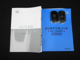 カギをバッグやポケットに入れたままでもドアロックの開閉やエンジン始動ができる『スマートキー』付き!暗くなってもキー穴を捜す必要が無くとっても便利ですから人気の装備です!